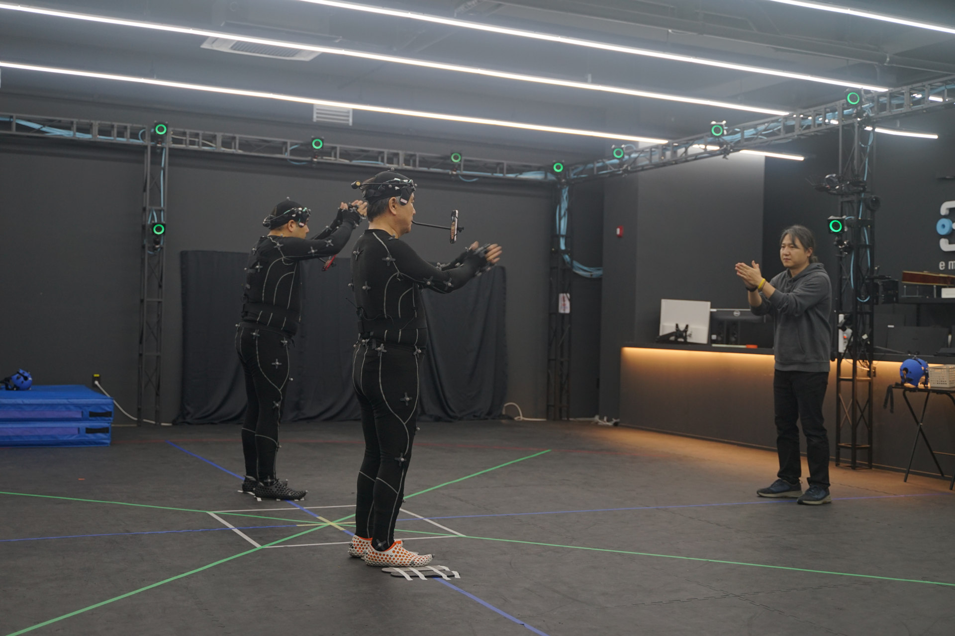 모션 캡처 수트를 착용하고 연기하는 배우들