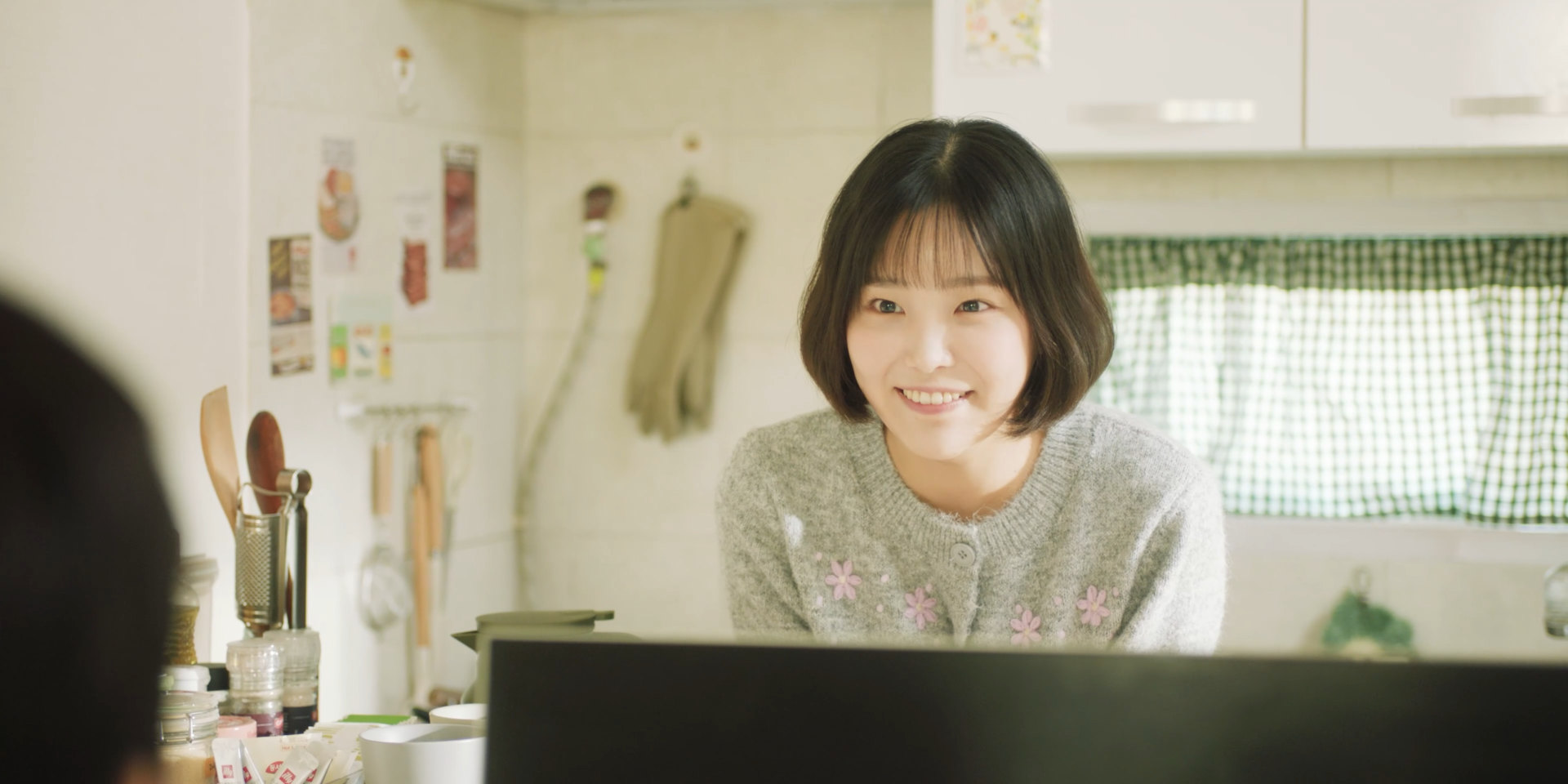 일상의 공간에서 미소 짓는 아꼬운 그녀의 주인공